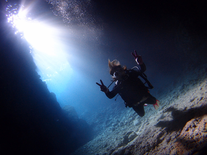 沖縄 ダイビングポイント　青の洞窟（真栄田岬）