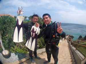 6月27日CHUさんとCollinさん、沖縄の青の洞窟で体験ダイビング