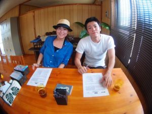 6月30日モモコさんとカズヒロさん、沖縄の青の洞窟で初めてのダイビング
