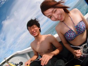 7月1日ノリさんとナナさん、沖縄の青の洞窟でダイビング