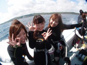 7月19日ミキさんミヤビさんイキコさんの初ダイビングIN沖縄青の洞窟