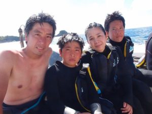 8月6日川島様ご家族の沖縄旅行で青の洞窟シュノーケル