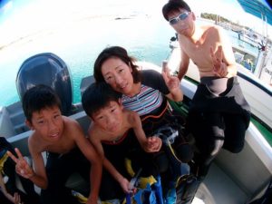 8月6日浅井様ご家族の青の洞窟シュノーケルと親子で初ダイビング