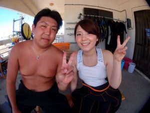 8月8日サヤカさん、マーチさん、沖縄の青の洞窟で体験ダイビング