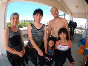8月9日遠山様ご家族の初めての沖縄シュノーケルIN青の洞窟
