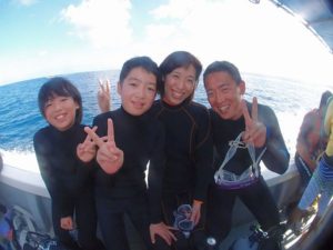 8月12日安田様ご家族の思い出ダイビングで青の洞窟IN沖縄