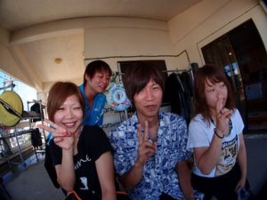 8月13日カズナリさんトシアキさんトモコさんミキさんの体験ダイビングin青の洞窟