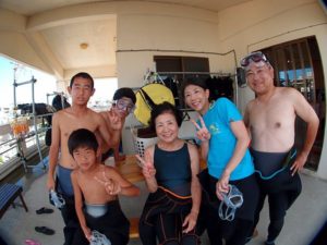 8月15日カタギリ様ご家族のギャグがいっぱい青の洞窟体験ダイビング
