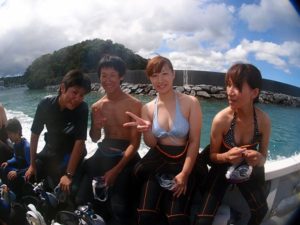 8月25日ユミさんケイスケさんクミコさんタツヤさんの体験ダイビングin沖縄