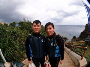 9月2日ホーさんとユーリさんの初めての沖縄での青の洞窟シュノーケル