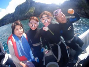 ９月１３日タナカ様ご家族の沖縄ダイビングで青の洞窟へ