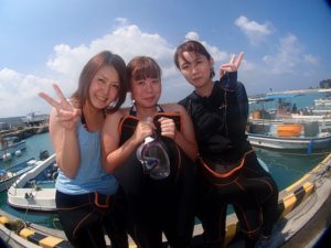 9月25日ショウコさんカナさんマミコさんのクマノミ体験ダイビングIN沖縄
