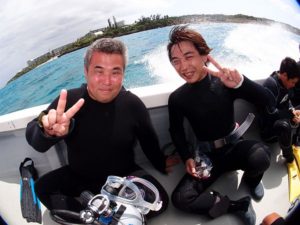 9月26日ミツユキさんとタツヒロさん社員旅行で初めてのクマノミ体験ダイビング