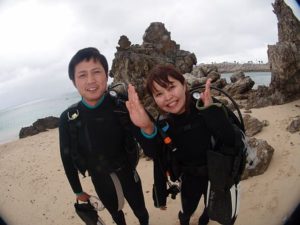 10月4日ヒロミさんとジュンペイさんのクマノミ体験ダイビングINゴリラチョップ