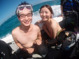 10月9日フユコさんとカズヒロさんの青の洞窟体験ダイビングin沖縄