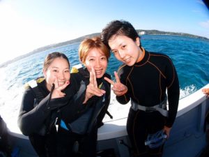 １０月１２日ナオコさんとマユミさんとサチさんの青の洞窟シュノーケル＆体験ダイビング