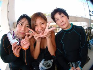 10月21日ミズエさんマサヨさんヒヨリちゃんの家族でクマノミ体験ダイビングIN沖縄