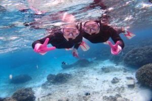 1月4日マホさん、ユイさんの珊瑚礁シュノーケル＆クマノミ体験ダイビング