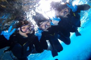 3月4日アヤコさん、ルミさん、ミサキさんの青の洞窟シュノーケル＆クマノミ体験ダイビング