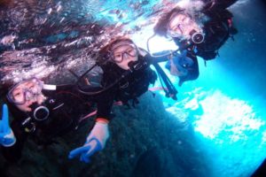 3月11日元気いっぱい専門学生５人組の青の洞窟体験ダイビング