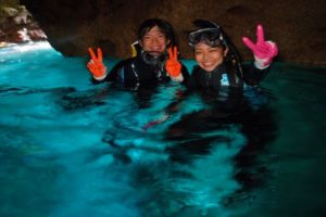 ３月１２日カスミちゃんとアキちゃんの青の洞窟シュノーケルと体験ダイビング