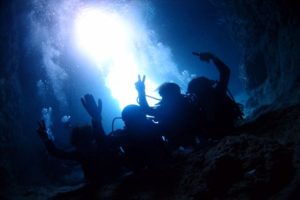 沖縄青の洞窟ダイビングの家族写真