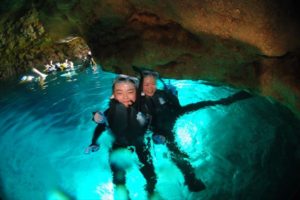 3月26日リナちゃん、ミウちゃんの青の洞窟シュノーケル