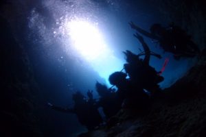 上野さまご家族の青の洞窟シュノーケルと青の洞窟体験ダイビング