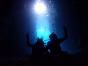 沖縄の幻想的な青の洞窟