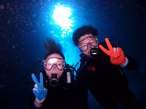 沖縄　青の洞窟でダイビング