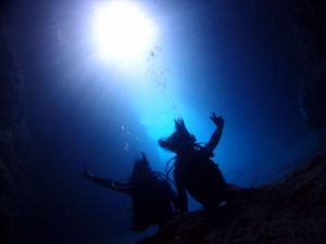 沖縄の青の洞窟で体験ダイビング