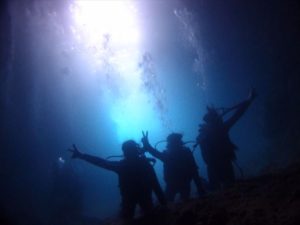 青の洞窟でダイビング