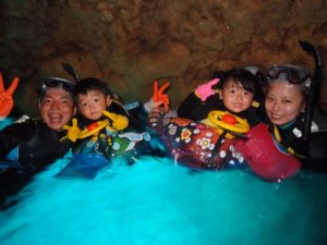 青の洞窟で家族写真