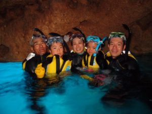家族で沖縄青の洞窟