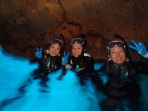 友達と青の洞窟シュノーケル