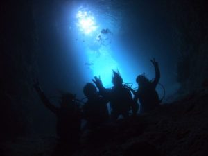 4人で青の洞窟体験ダイビング