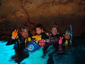 青の洞窟シュノーケル　家族