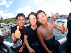 沖縄旅行で家族でダイビング