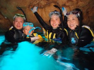 家族と一緒に楽しい青の洞窟