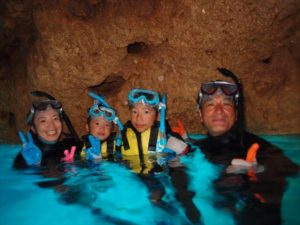 家族で笑顔いっぱい青の洞窟シュノーケル