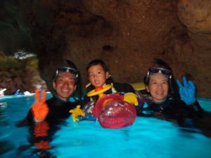 子供と青の洞窟シュノーケル