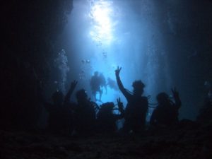 沖縄の青の洞窟にて