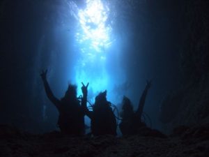 女の子三人で青の洞窟ダイビング