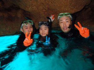 水面の青の洞窟は神秘的な輝き