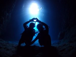 沖縄青の洞窟で記念撮影