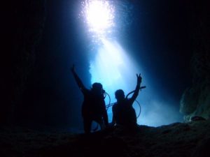 朝一の沖縄青の洞窟
