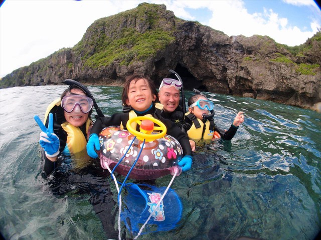 ちびっこお魚シュノーケルと沖縄青の洞窟ボートツアー、マーメイド体験　2017年7月24日のお客様