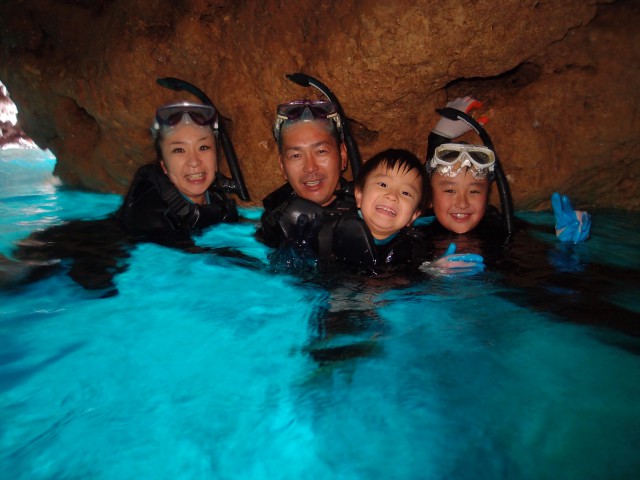沖縄　真栄田岬　家族で行く青の洞窟シュノーケル　2018年1月16日のお客様