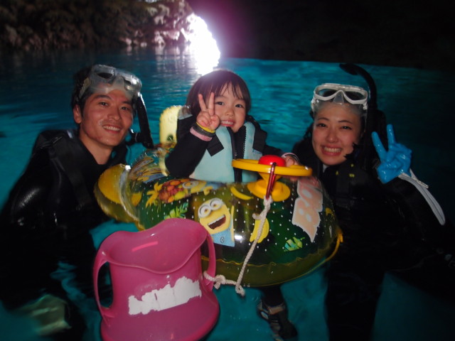 夏日の沖縄で青の洞窟ツアー開催中　2020年2月25日のお客様