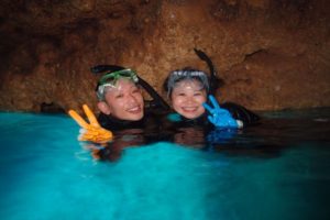 幻想的に光る青の洞窟水面
